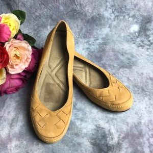 Tan leather soft Naturalizer flat